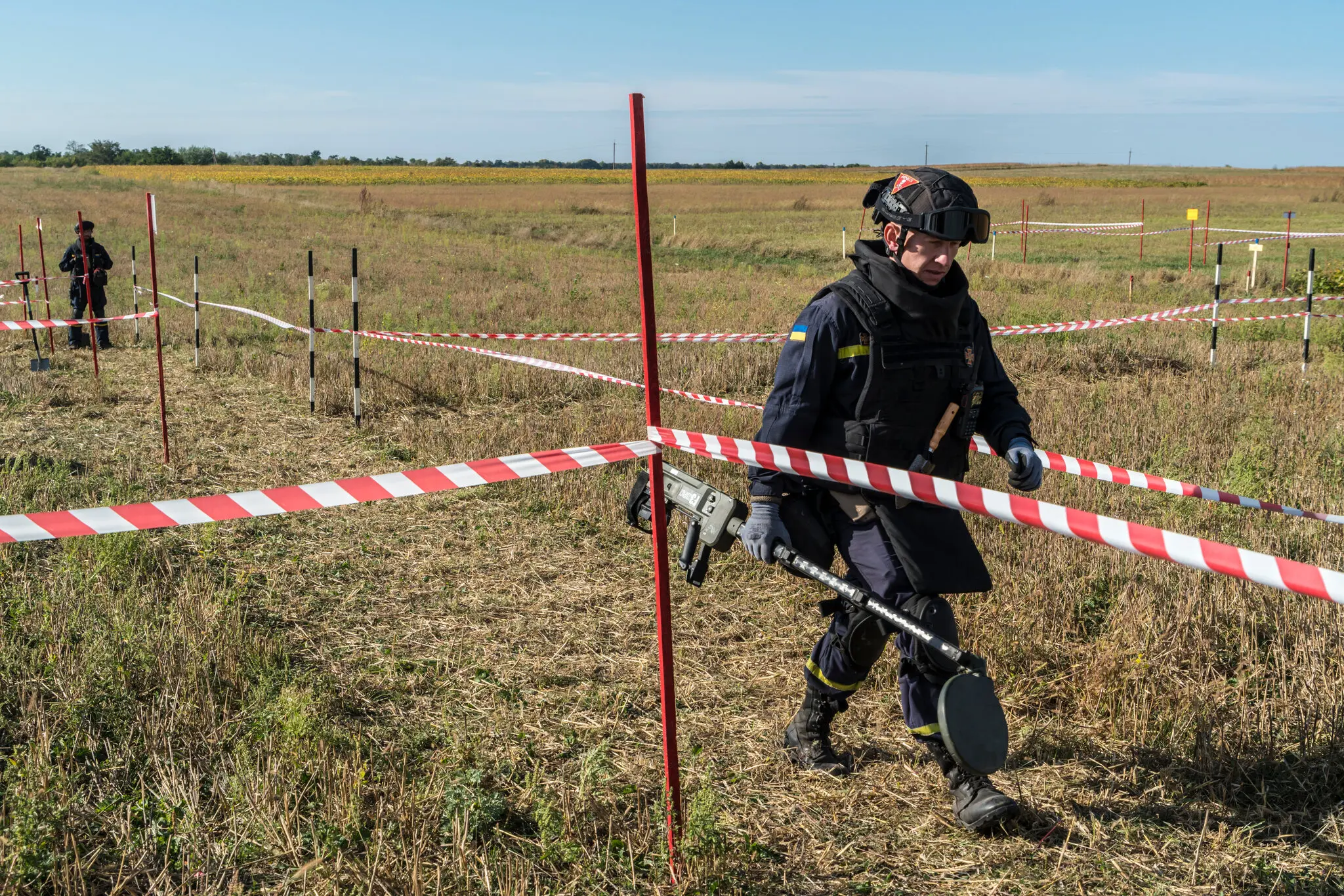 Працівники Департаменту з надзвичайних ситуацій України готуються продемонструвати техніку розмінування в Житомирській області в центральній Україні в середу